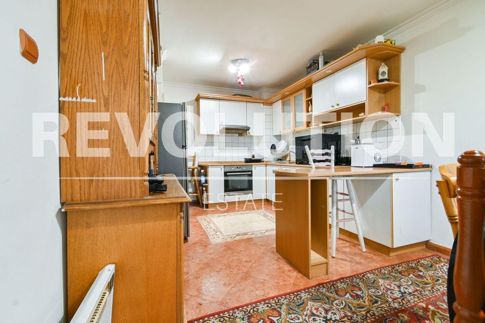 Дава се под наем Тристаен апартамент в София, Банишора - 120 кв.м за 896.58 € - Снимка #1