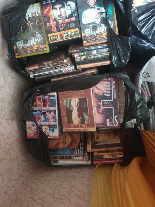 Продаются 2 DVD +500дисков ,фильмы+музыка