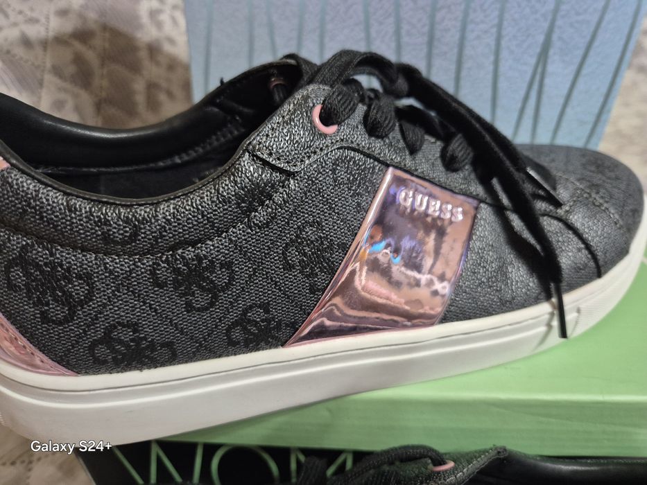 Кецове GUESS с релефно лого