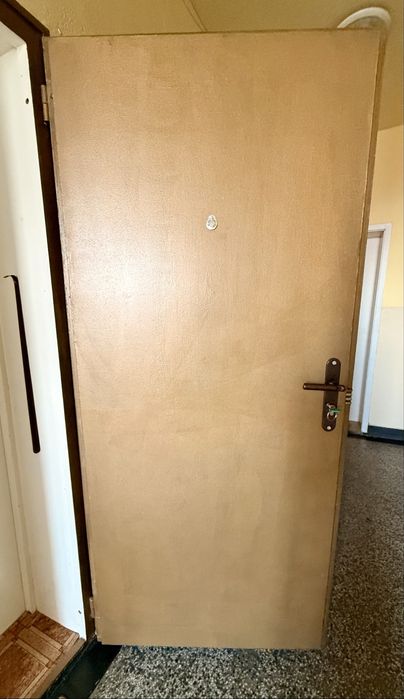 Продавам метална входна врата с каса 1920/830