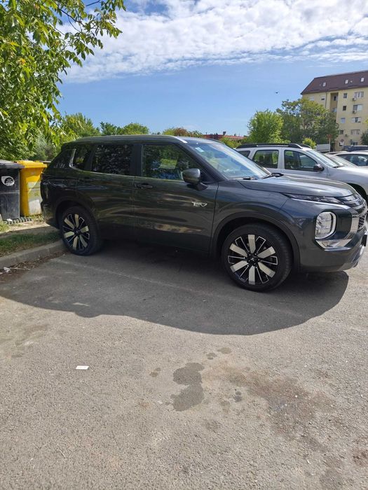 Mitsubishi outlander 4x4 plug in hybrid 2025