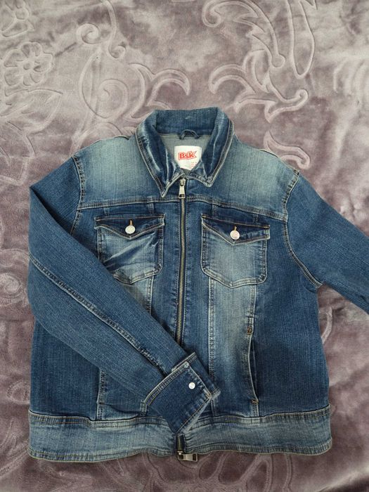 Vand geaca de blugi NOUA, dama, marca Bershka, marime 38 ori M