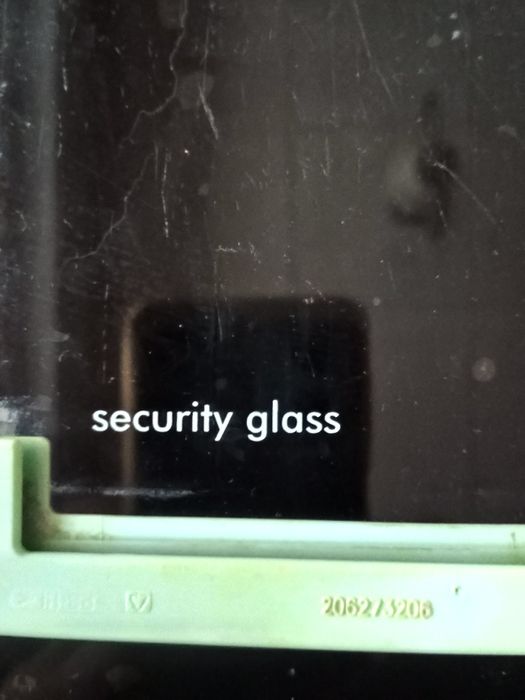 Продавам рафтове и кутия за хладилник