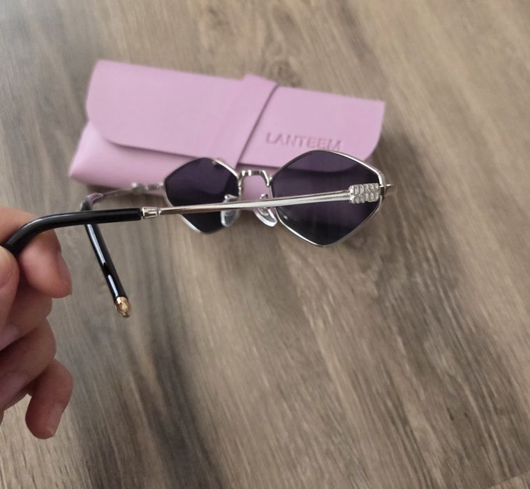 Ochelari de soare asemanatori cu Miu Miu