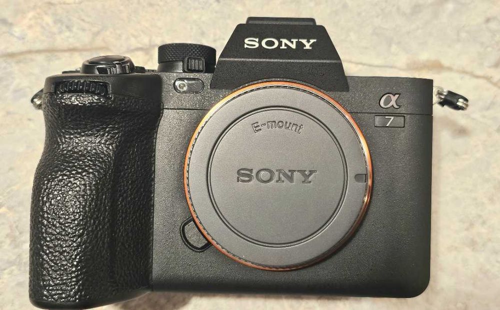 Sony A7 IV - 33MP, нисък пробег, състояние - като ново
Sony A7 IV – 3