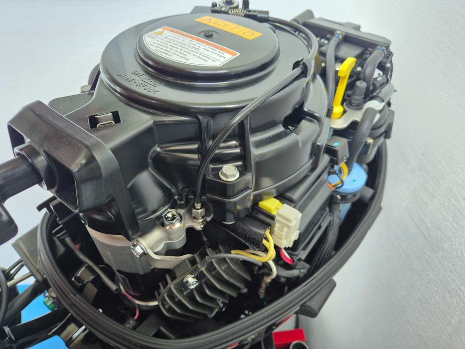 Vând motor barcă Suzuki DF 20 AES