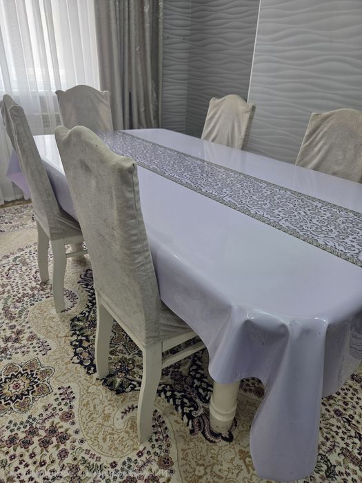 Обеденный стол со стульями