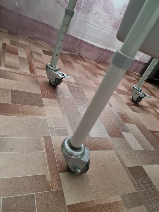 Санитарное кресло на колесиках