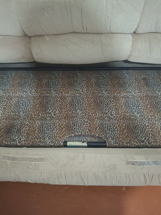 Продам диван с двумя крёслами.