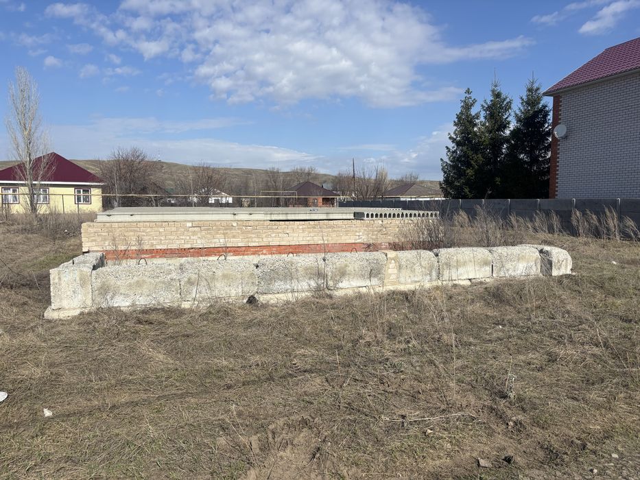 Продам участкок и цоколем