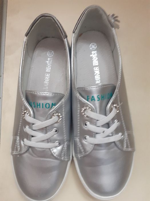 Продам кроссовки