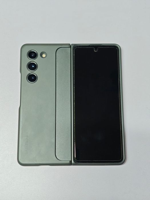 Vând Samsung Galaxy Z Fold 5 + Smartwatch 6 Classic