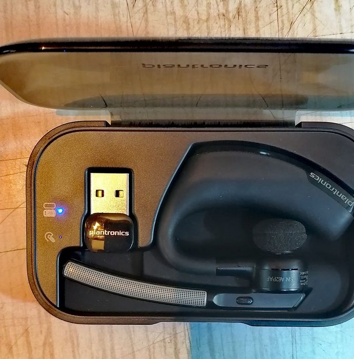 Блутут хендсфри слушалка Plantronics Voyager Legend със заряден кейс