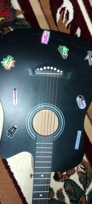Гитара чёрного цвета