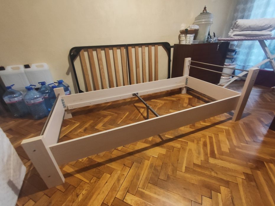 Продавам легло 190/90 см. с подматрачна рамка и латексов матрак