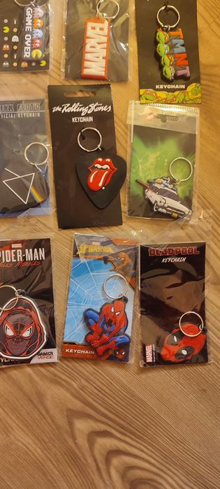 Brelocuri diverse noi: Marvel, Harry Potter, Pink Floyd, Rolling Stone