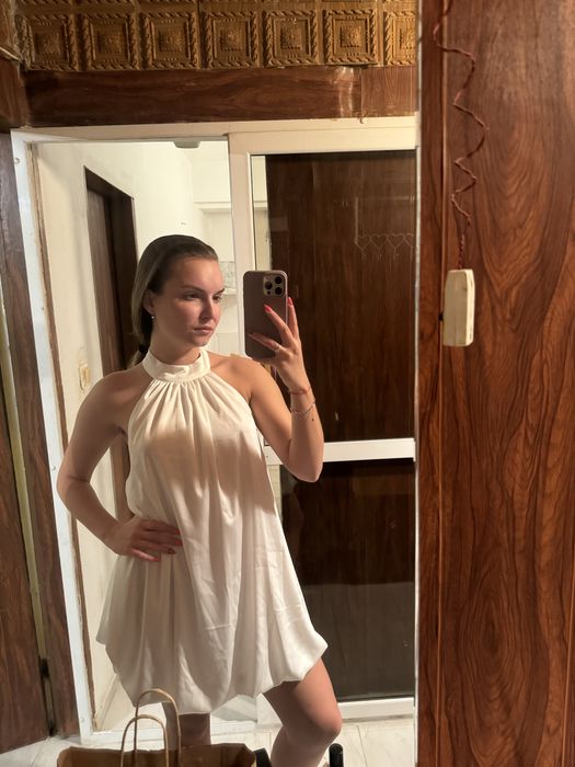 Бяла сатенена рокля