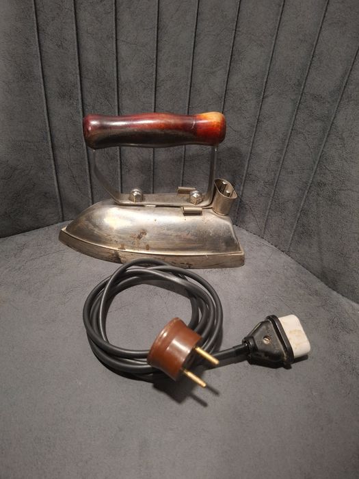 Старинный утюг, тяжелый