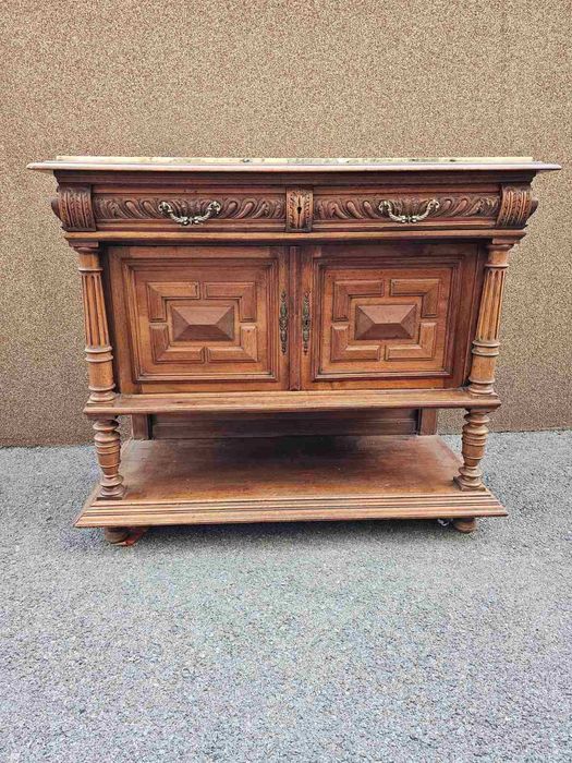 Шкаф с дърворезба и плот от мрамор