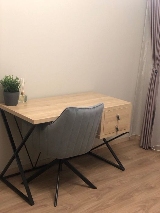 Бюро с метални крака