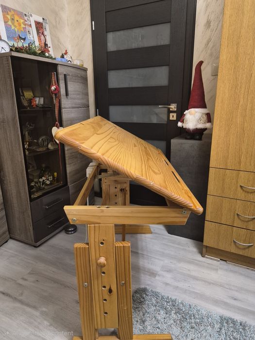 Дървено регулируемо бюро с повдигащ механизъм.