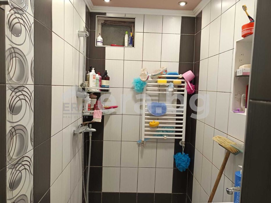 Двуетажна обзаведена къща в гр. Суворово