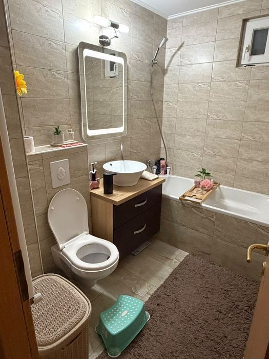 Apartament 3 camere decomandat.