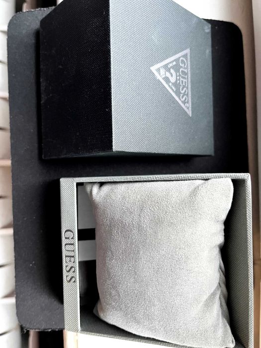 GUESS модерен часовник с механисъм Seiko 5 atm - КАТО НОВ!