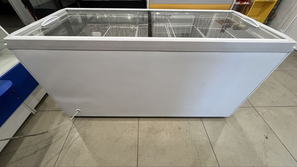 Продам холодильные витрины и холодильный ларь