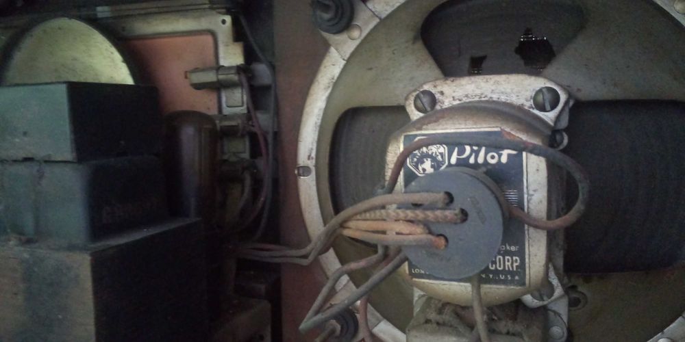 Лампово радио "Pilot H555" с антикварна стойност