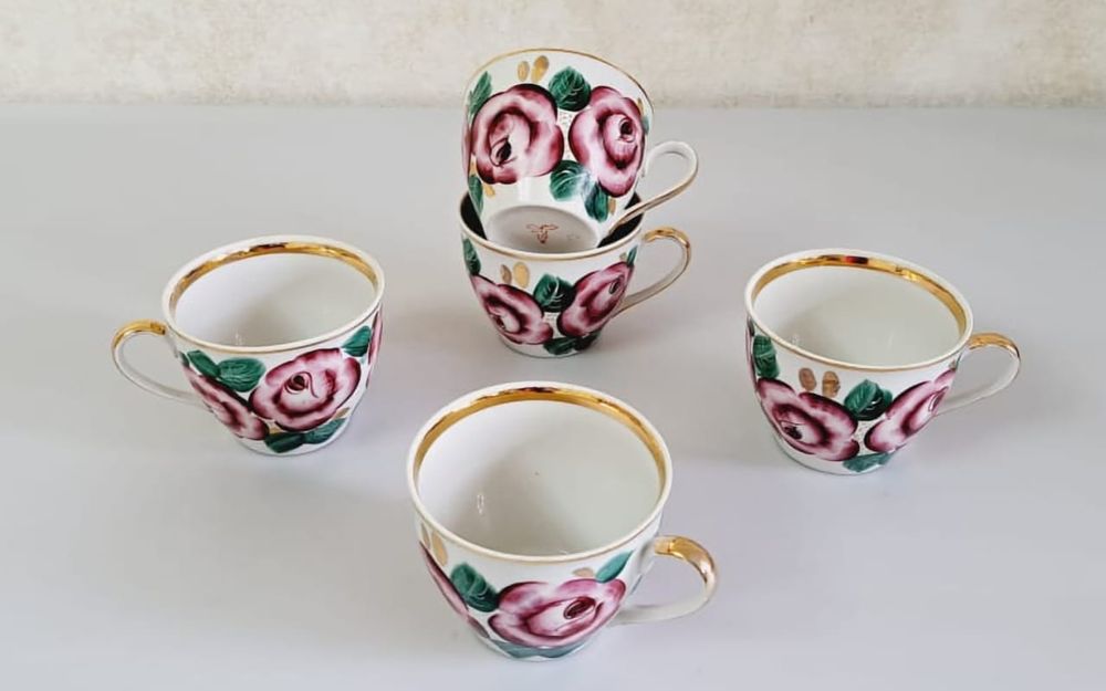 Фарфоровые чашки, кружки