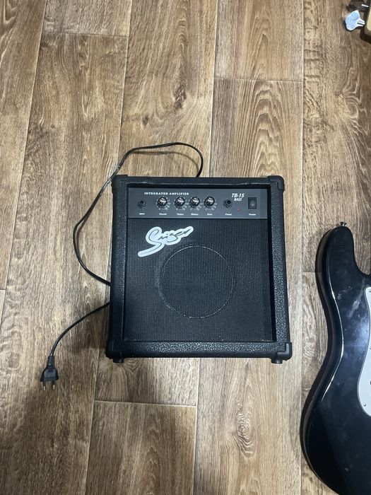 бас гитара и комбоусилитель