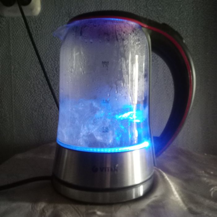 Продам два электрочайника и простой.