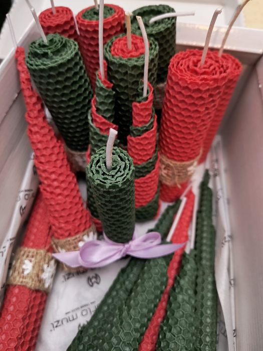 Lumânări făcute din faguri perfecte ca și decorațiuni de craciun