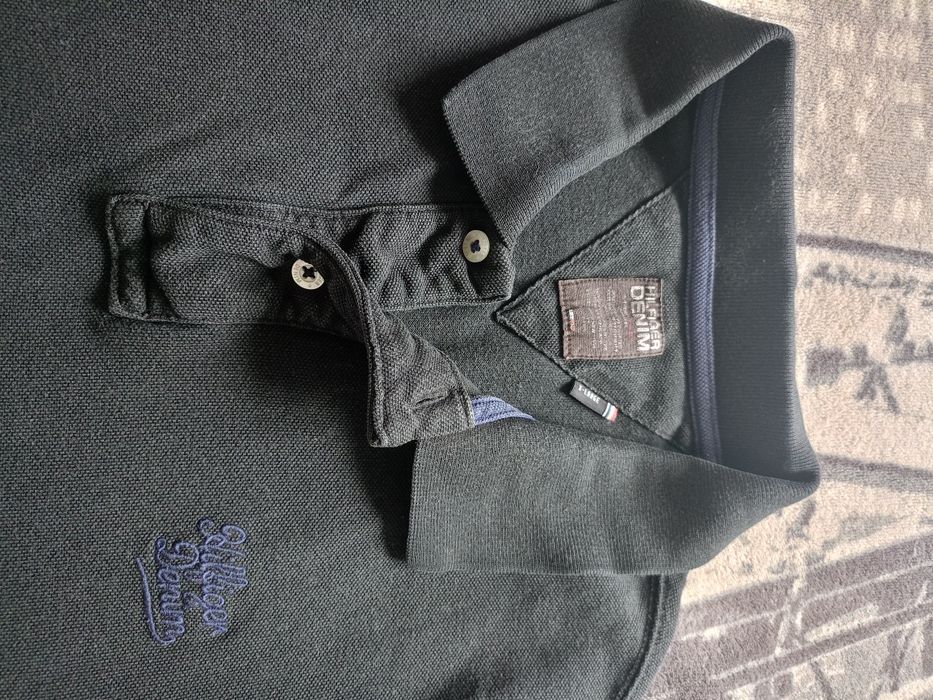 Vând tricou polo Tommy Hilfiger, produs de calitate superioara măr. L.