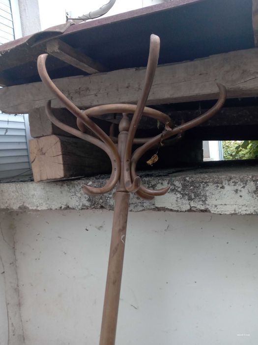 Две закачалки за връхни дрехи