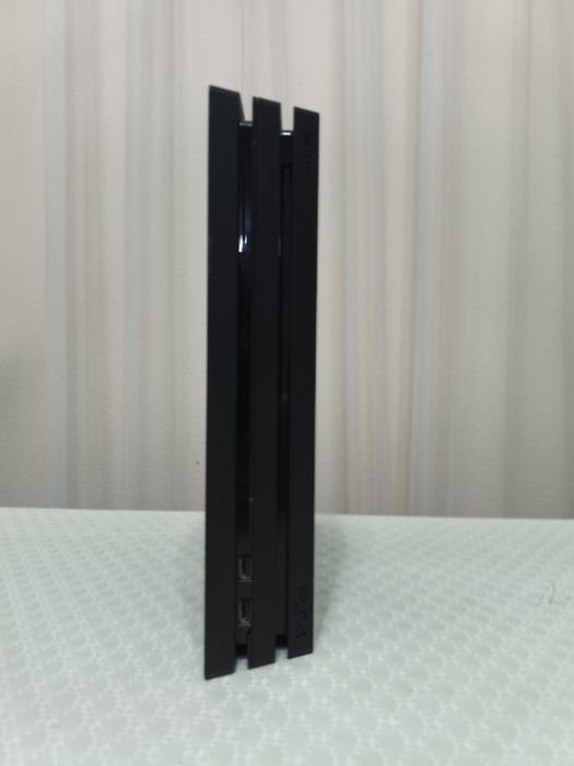 Продам PS 4 Pro,в отличном состояний