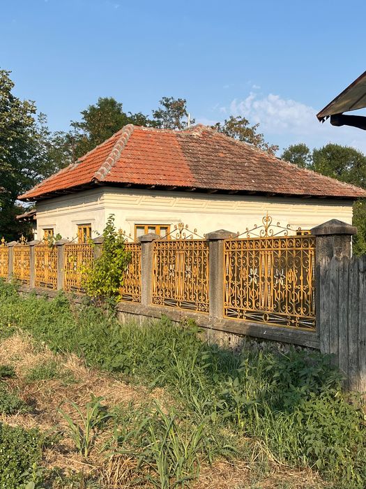 Casă cu teren de vanzare