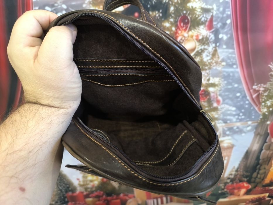 Кожена раница в кафяво от естествена кожа. Произведена в България.