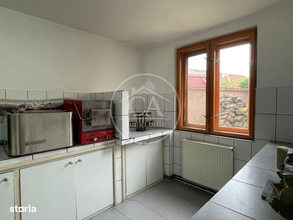 Casa de vânzare cu 8 camere de tip P+E+M in zona Rogerius, Oradea