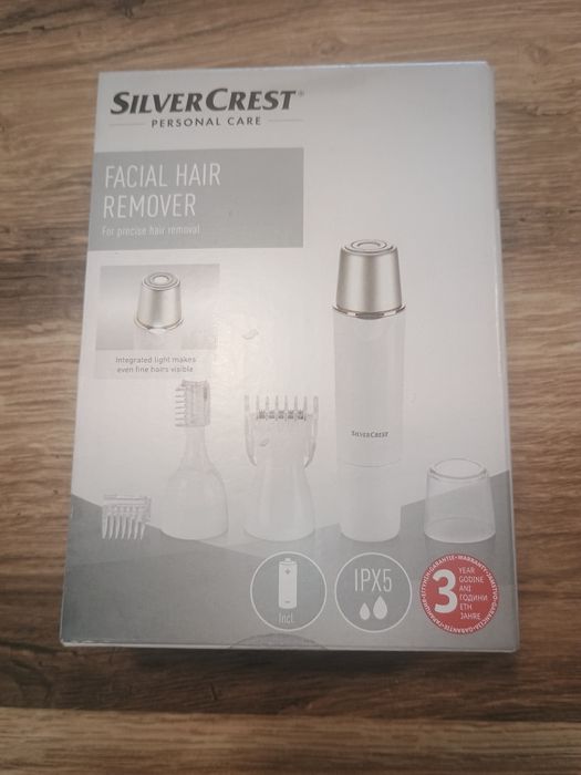 Acest produs este un aparat de îndepărtat părul facial SilverCrest. 
Include accesorii versatile pentru tunderea sprâncenelor, bărbii și părului din n