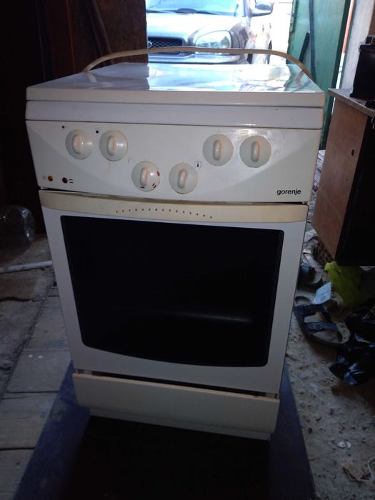 Продавам две готварски печки горение и микровълнова.