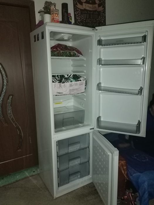 Vând frigider Artic