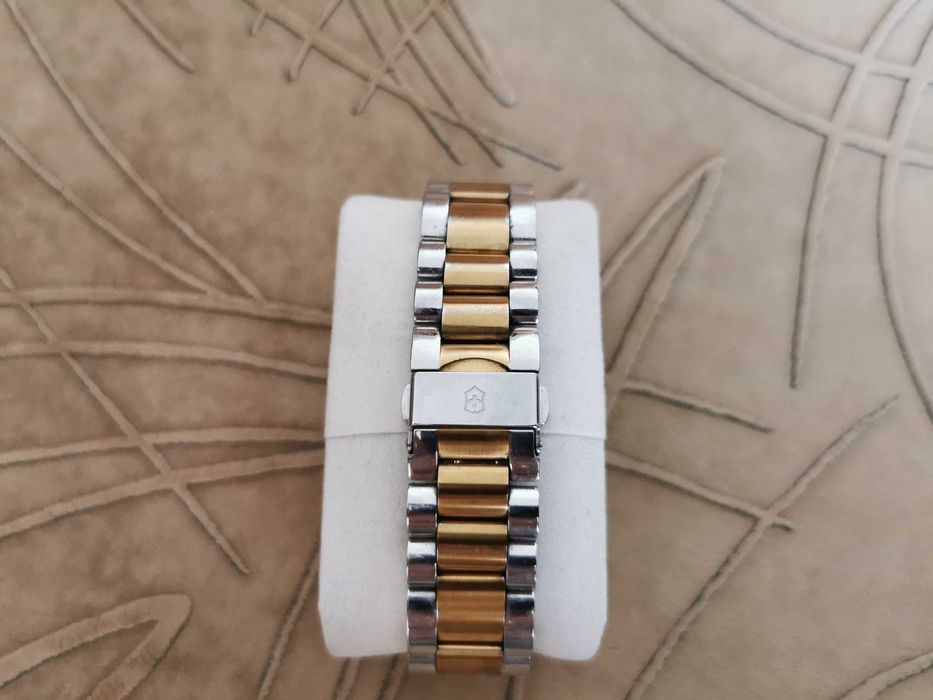 Продавам часовник Victorinox Swiss Army