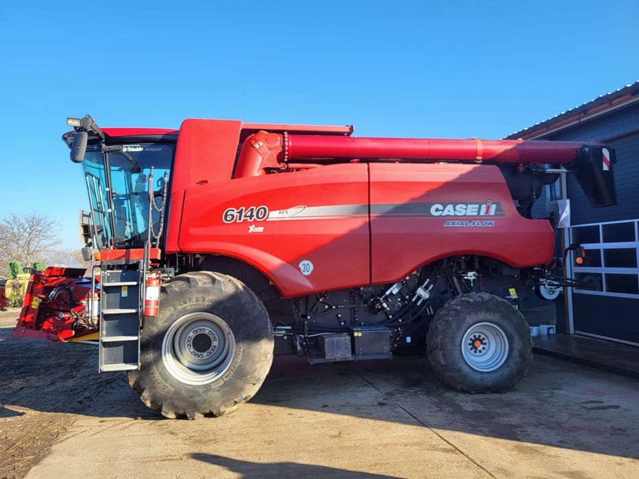 Două Combine CASE IH 6140 axial flow