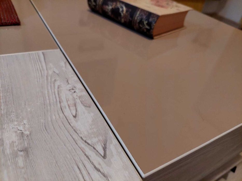 Masă living pe roți și 4 locuri de depozitare.