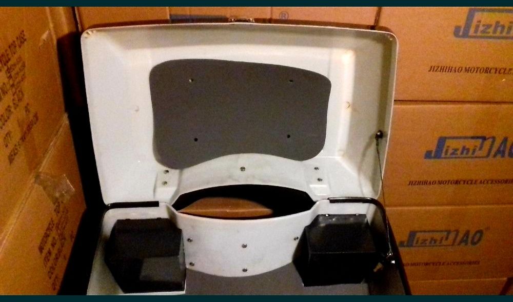 Topcase, portbagaj spate moto cu locaj cu difuzor