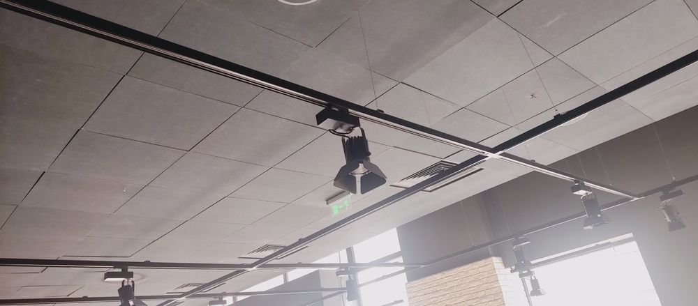 Vând proiectoare led pe șină magnetica