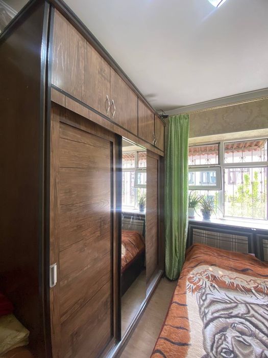 Шкаф для одежды и стол стул на зал