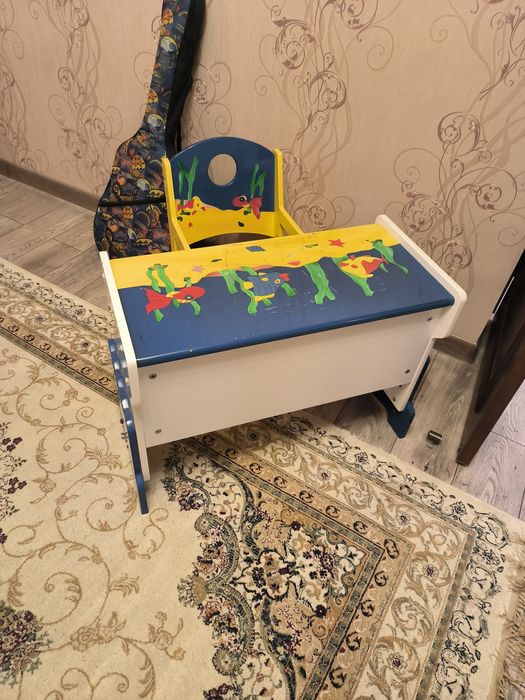 Детский столик со стульчиком.